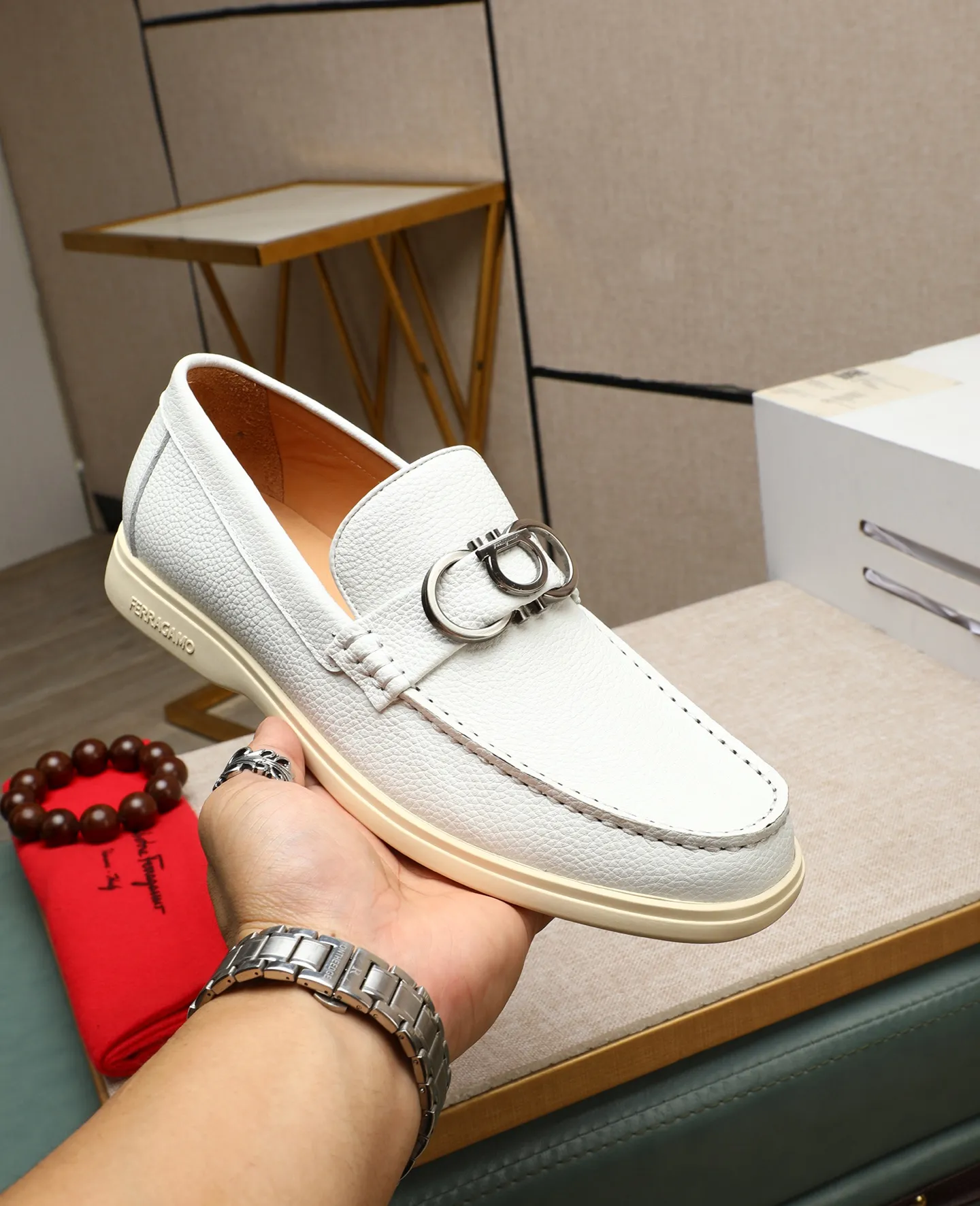 Men's shoes 💰580 📛📛(water-dyed cow lining) Salvatore Ferragamo high-end (Salvatore Ferragamo) is the top international luxury footwear brand. It comes from the fashion kingdom of Italy. It is famous all over the world for its traditional handmade design and novel styles... 🚶🏻🚶🏻New suit shoes are available simultaneously at the counter. This style is purely handmade. The fabric is imported Italian calfskin➕Soft water-dyed cowhide lining. Original authentic outsole🌀🌀Size: 38➖44 (45 46 customized)